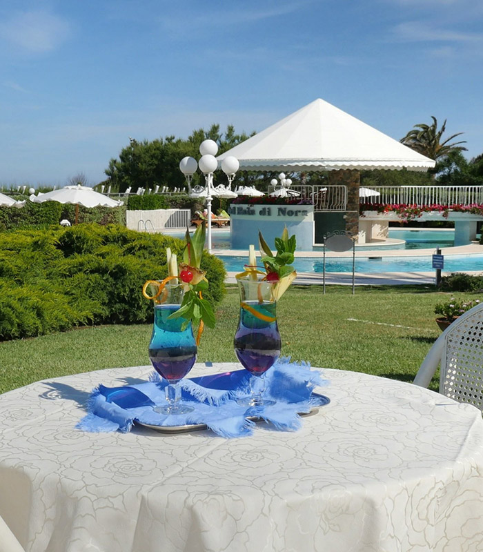 hotel-baia-di-nora-bar-giardino-aperitivo-in-piscina